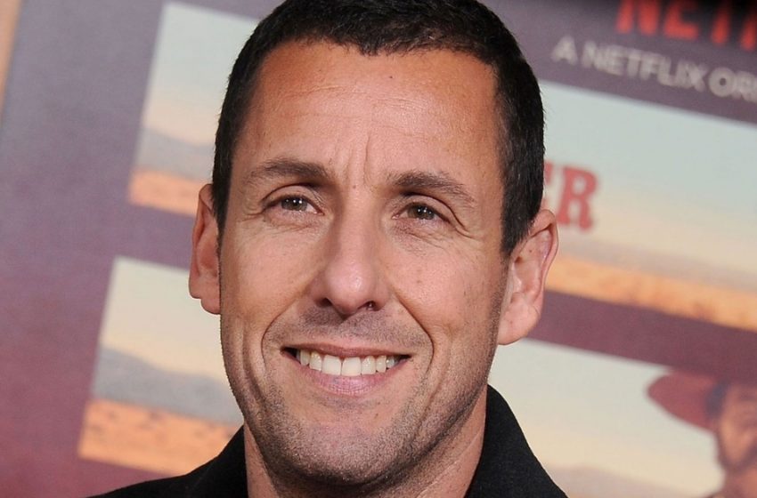  “Kamusal Aile Görünümü”: Adam Sandler, Film Galasında 49 Yaşındaki Eşi ve İki Kızıyla Göründü!