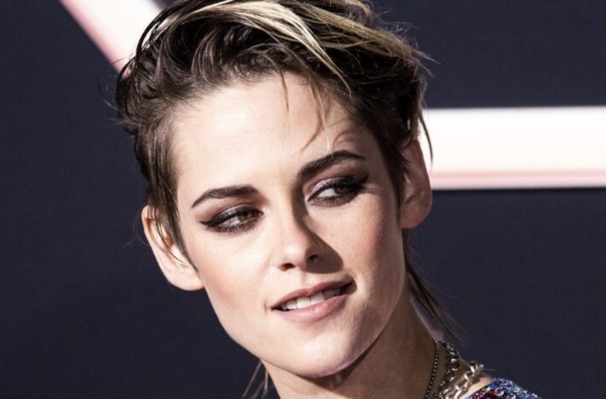  “Neredeyse Çıplak”: Kristen Stewart, Kırmızı Halıda Son Derece Utanç Verici Bir Kıyafetle Göründü!