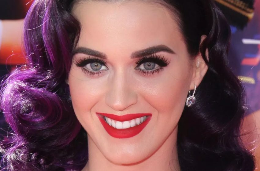  “Katy Perry, Yarı Çıplak Göğüslerini ve Siyah İç Çamaşırını Sergiledi”: Katy Perry, Ödül Töreninde Son Derece Provokatif Bir Kıyafetle Göründü!