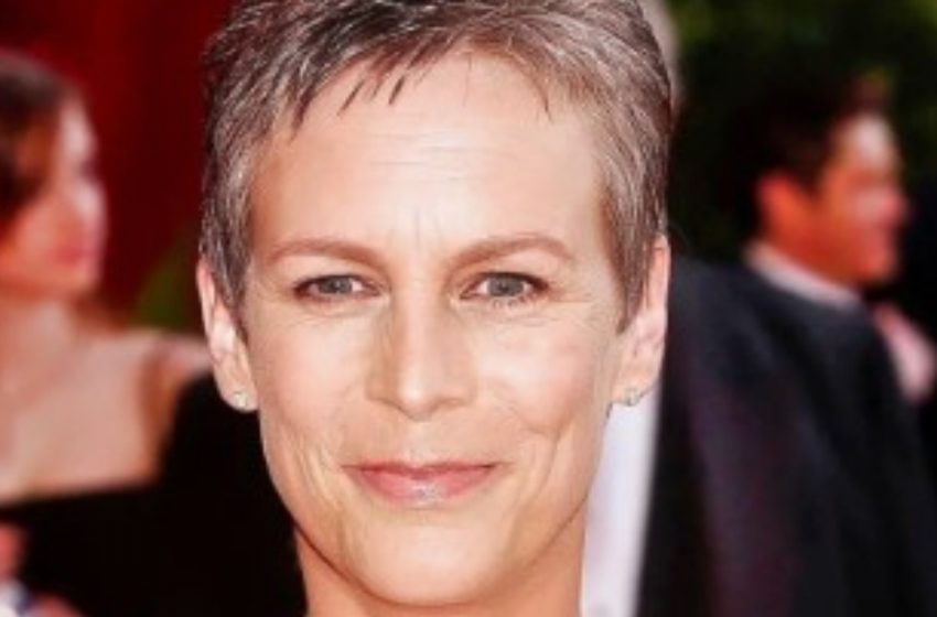  Jamie Lee Curtis uimește într-o rochie neagră cu pene, fanii o compară cu o coțofana!