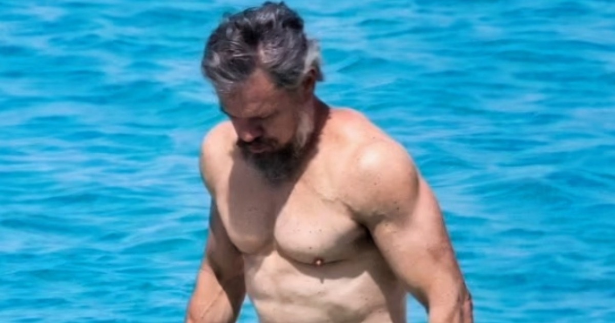 Legenda Hollywood-ului uimește fanii cu o transformare corporală uluitoare și o săritură de pe iaht!