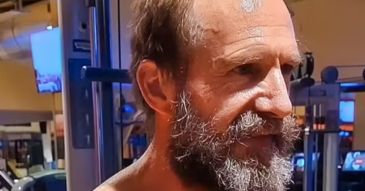 Transformarea starului de la Hollywood pentru un nou rol a stârnit discuții intense: cine este acest bărbat cu un corp sculptat și barbă?
