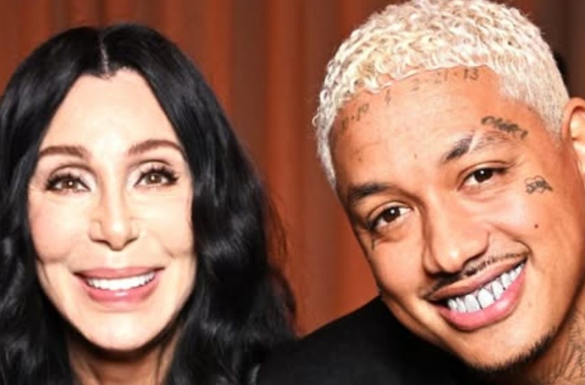  Cher, 78, astub välja kihlatu ja kasupoja seltsis!: Fännid reageerivad vanusevahe ja julge pereürituse peale!