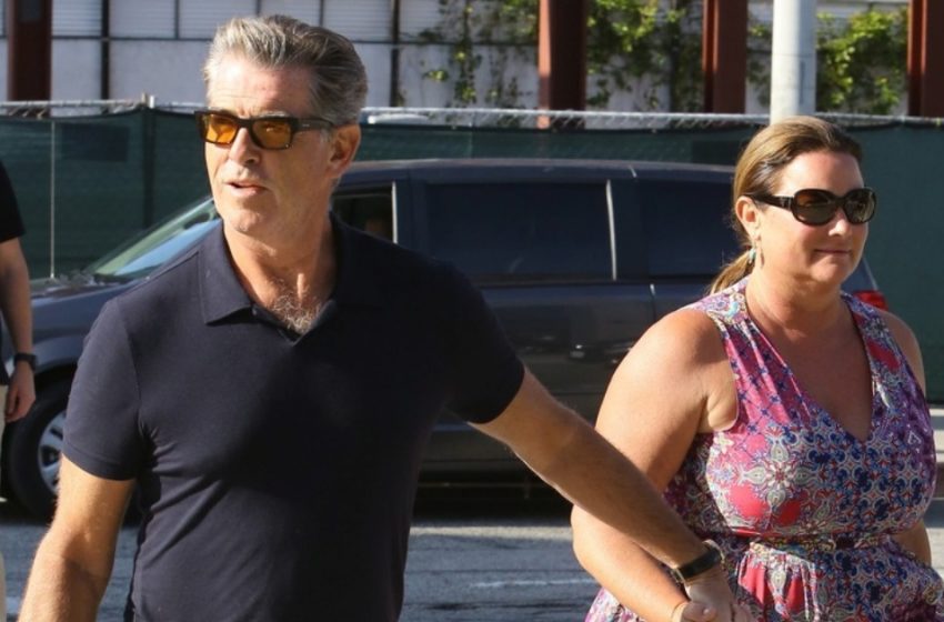  Pierce Brosnani abikaasa, 61, üllatab salenenud figuuriga – aga mis toimub tema “veidra” kõnnakuga?