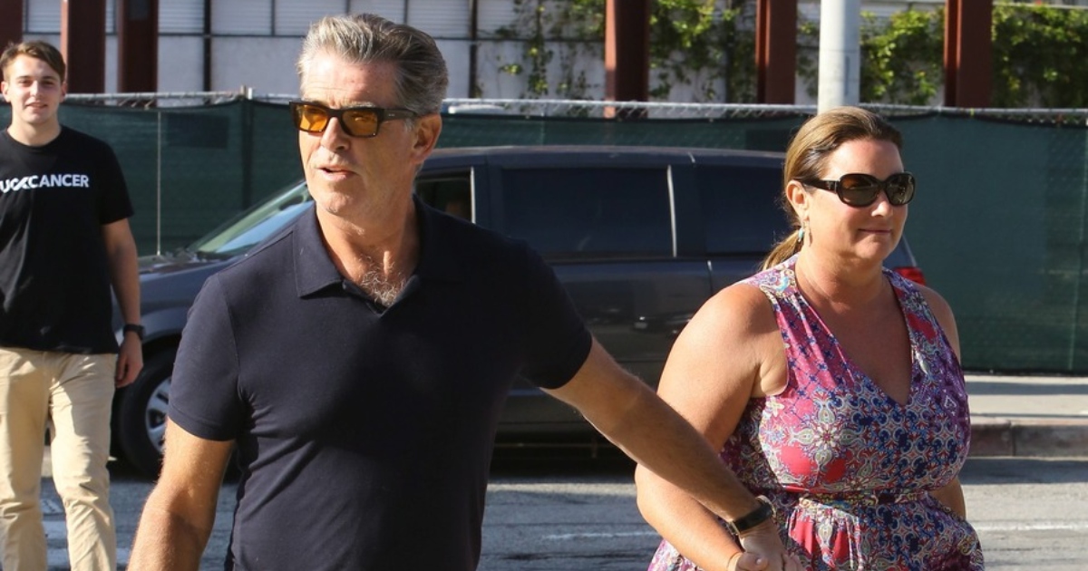 Pierce Brosnani abikaasa, 61, üllatab salenenud figuuriga – aga mis toimub tema “veidra” kõnnakuga?