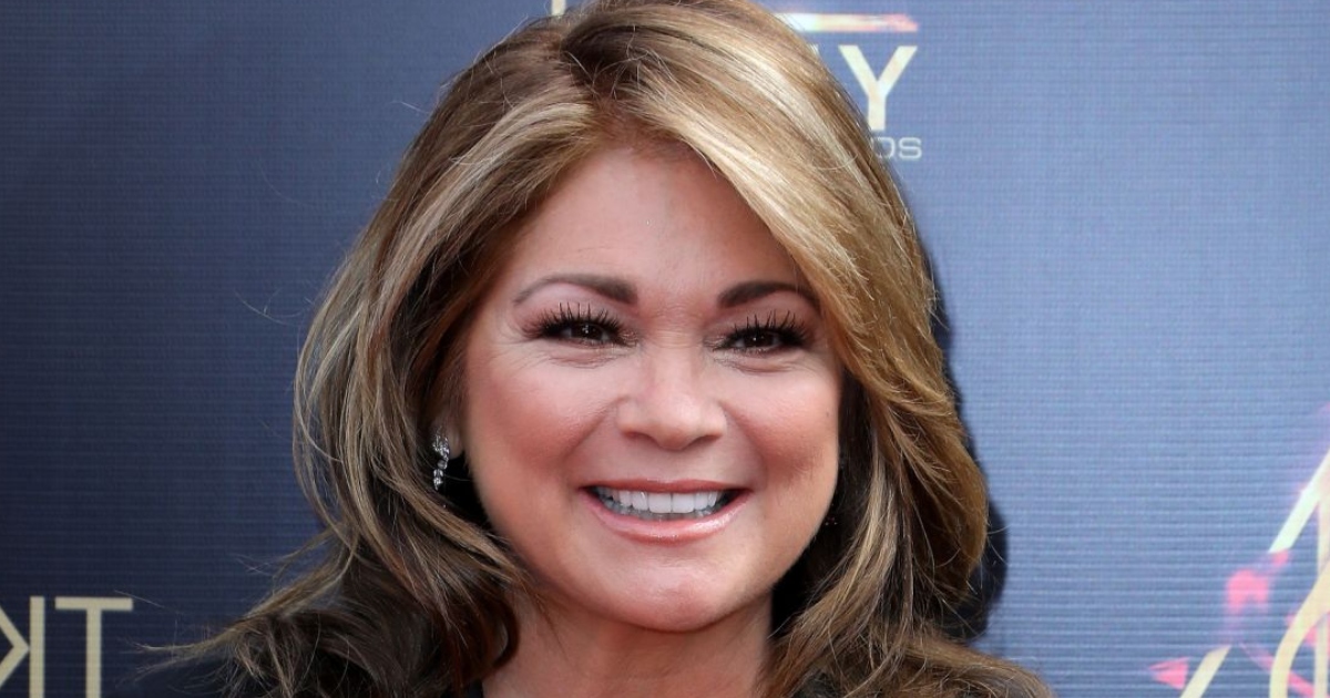 “Ülekaaluline”? 63-aastane Valerie Bertinelli vallutab fänne lillakas trikoodes – vaata kuumi basseiniklõpse!