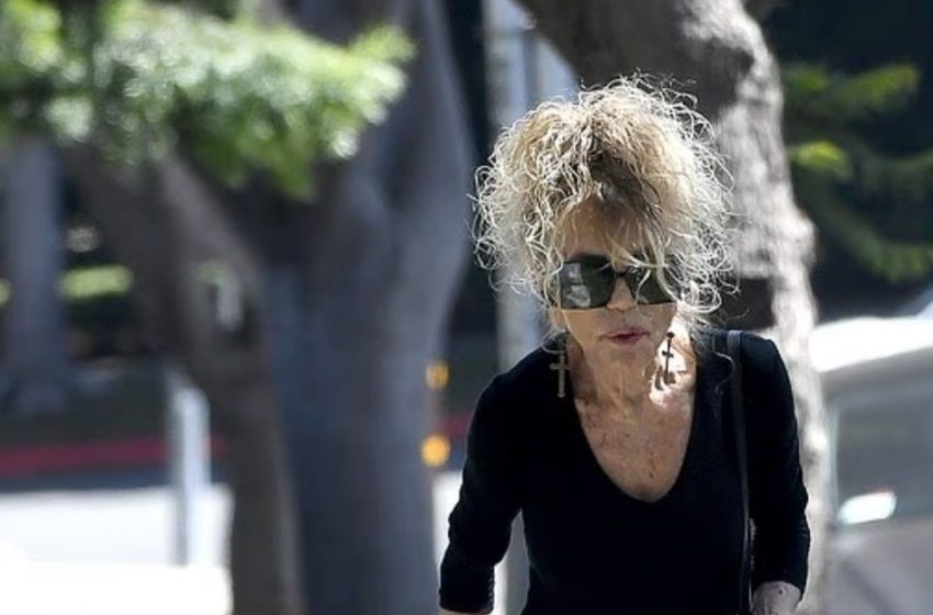 Legenda Hollywood-ului, de nerecunoscut în fotografii rare surprinse de paparazzi!: Poți ghici cine este?