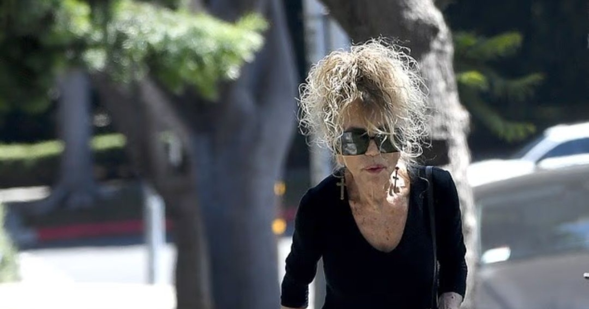 Legenda Hollywood-ului, de nerecunoscut în fotografii rare surprinse de paparazzi!: Poți ghici cine este?