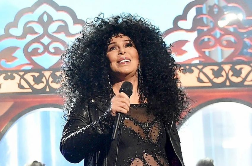  Cher, 79 de ani, și logodnicul ei de 39 de ani stârnesc controverse: fanii o susțin, dar unii spun că el profită de ea!