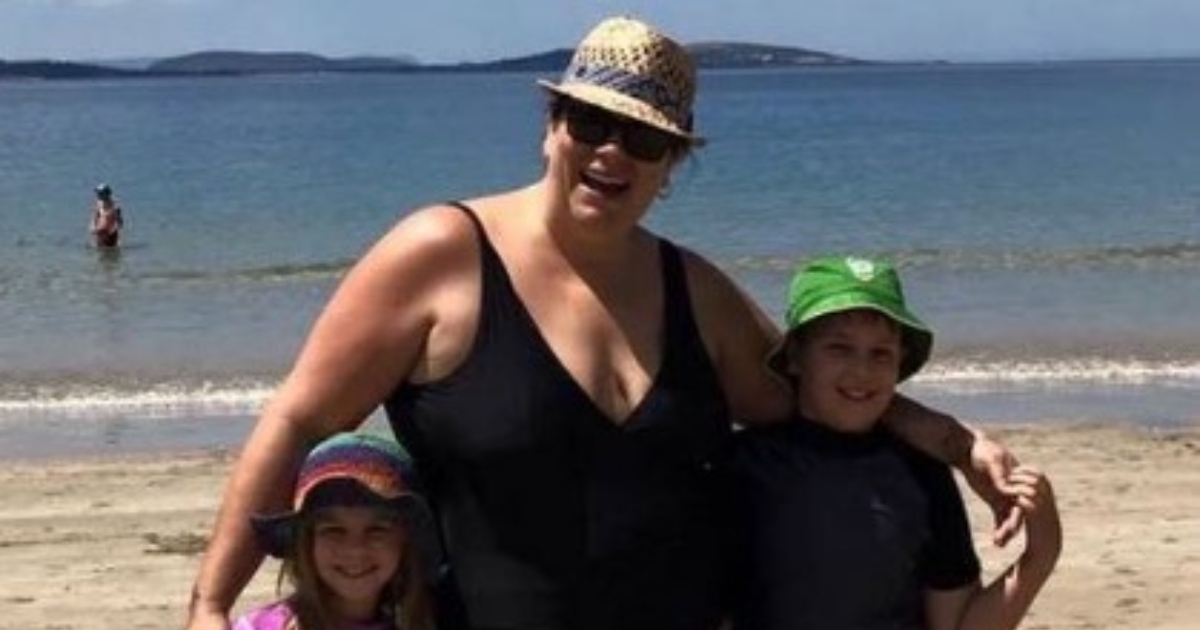Ema teeb armsa foto koos oma lastega – kuid märkab siis midagi, mis paneb ta kaamera uuesti haarama!