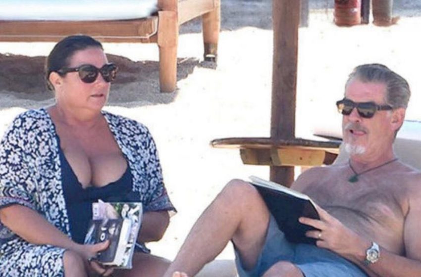  Idol legendar de la Hollywood, la mijlocul vârstei de 60, zărit fără cămașă într-o vacanță romantică pe plajă alături de soția sa superbă! Îi recunoști?