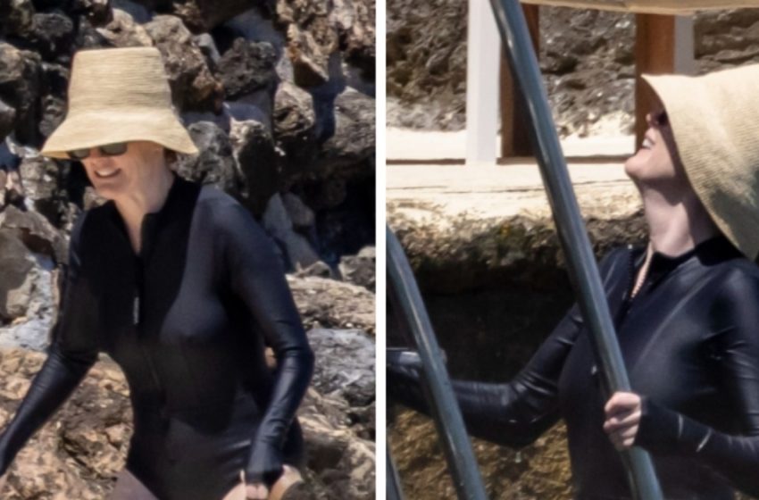  Are 64 de ani și întoarce toate privirile în Italia!: Iconă Hollywoodiană își etalează frumusețea fără vârstă într-un costum de baie negru îndrăzneț care stârnește discuții peste tot!