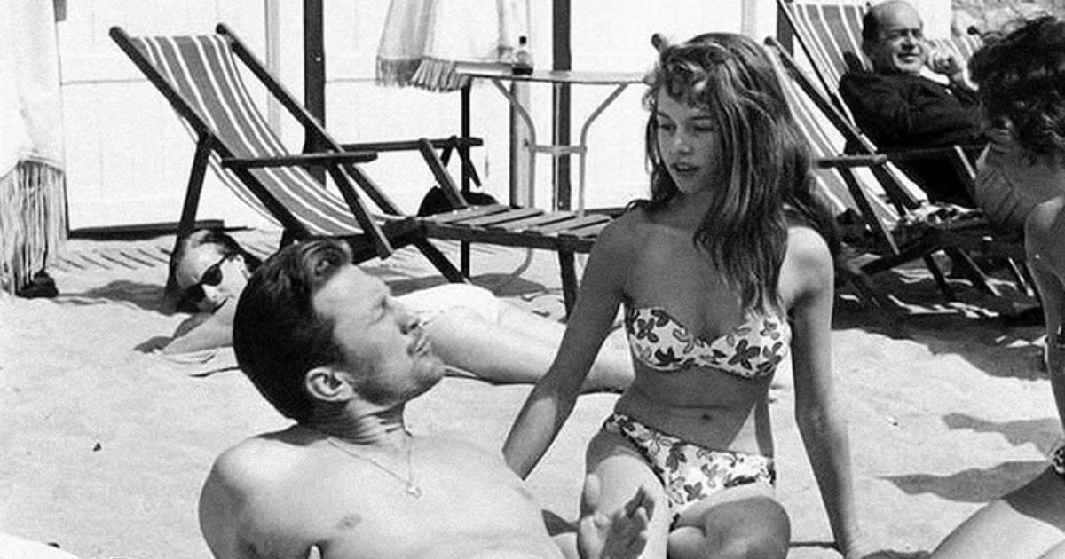 Fotografie rară de pe plajă cu două legende de la Hollywood!: Poți ghici cine sunt?
