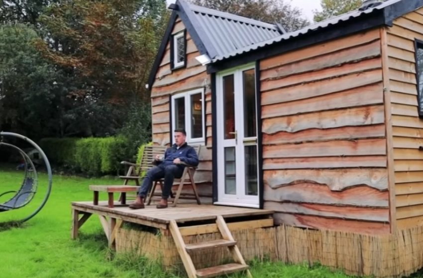  La 21 de ani, un tânăr tâmplar își construiește propria casă tiny și ajunge să trăiască fără datorii: vezi fotografiile casei