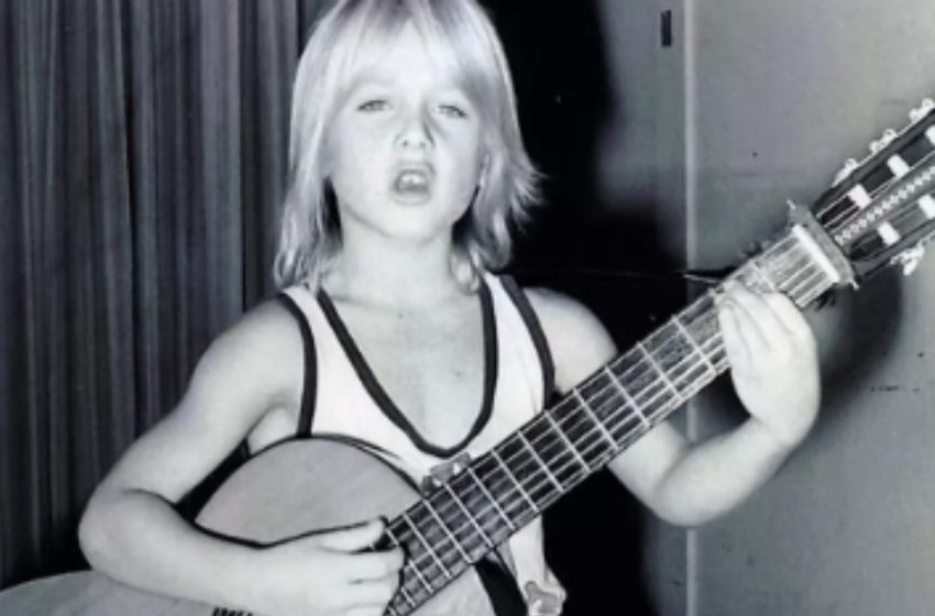 Poți ghici cărei vedete country îi aparține această fotografie din copilărie?: Nicole Kidman i-a salvat odată viața