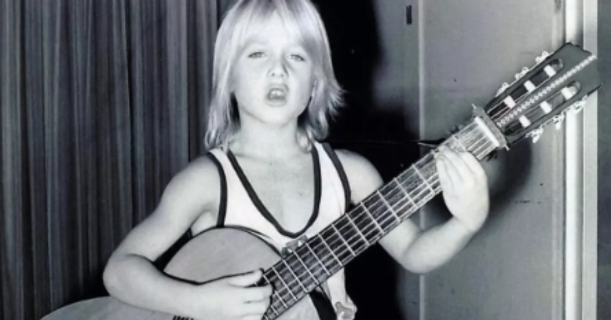 Poți ghici cărei vedete country îi aparține această fotografie din copilărie?: Nicole Kidman i-a salvat odată viața