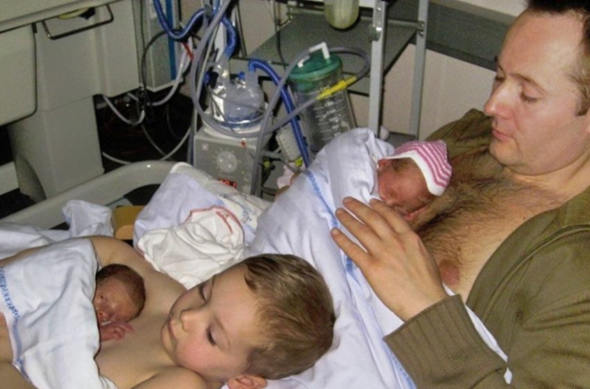  Legătura emoționantă dintre tată și fii prin contact piele pe piele cu gemenii prematuri devine virală! Vezi fotografiile și află toate detaliile!