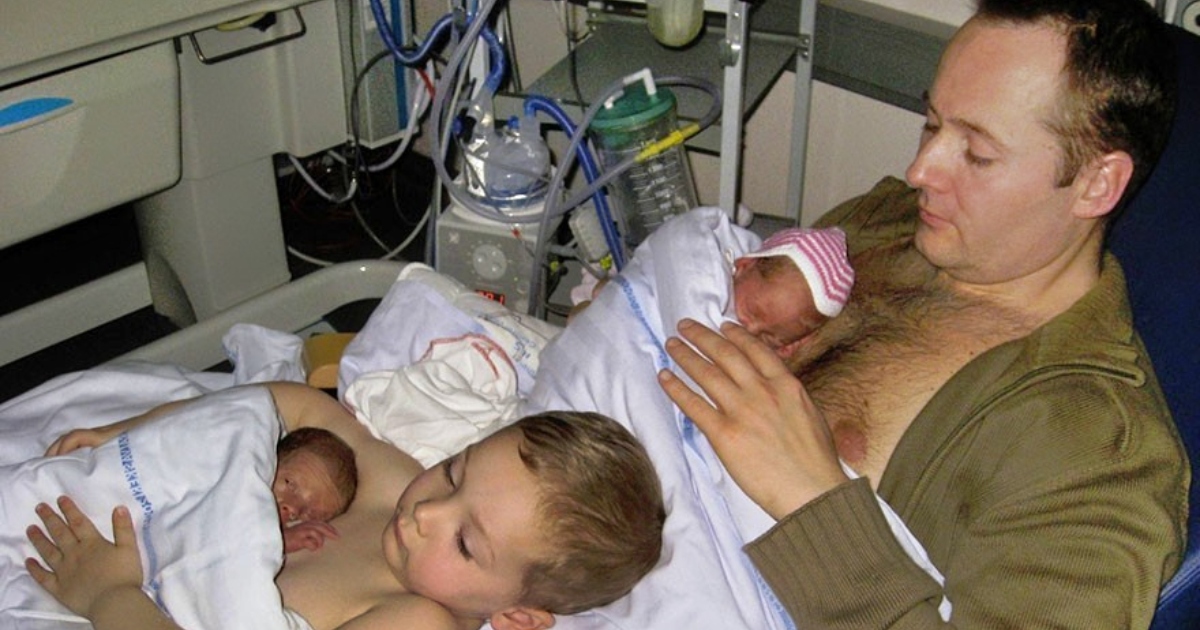 Legătura emoționantă dintre tată și fii prin contact piele pe piele cu gemenii prematuri devine virală! Vezi fotografiile și află toate detaliile!