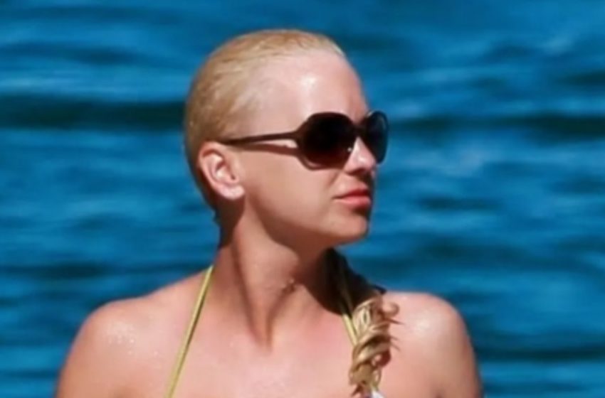  Regina atemporală a comediei de la Hollywood încă atrage priviri la 49 de ani!: Ghicești cine este?