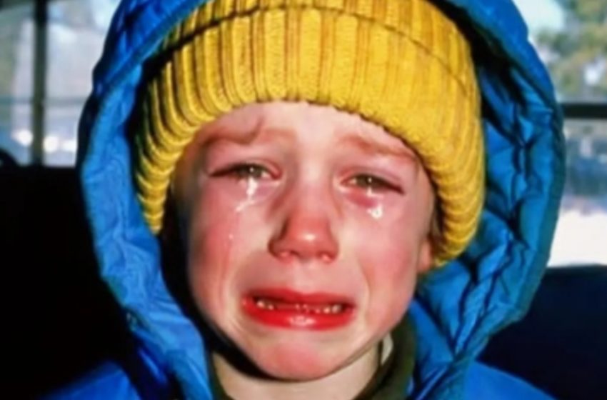  Am văzut un băiețel plângând în autobuzul meu școlar!: Ceea ce am văzut în mâinile lui m-a lăsat fără cuvinte